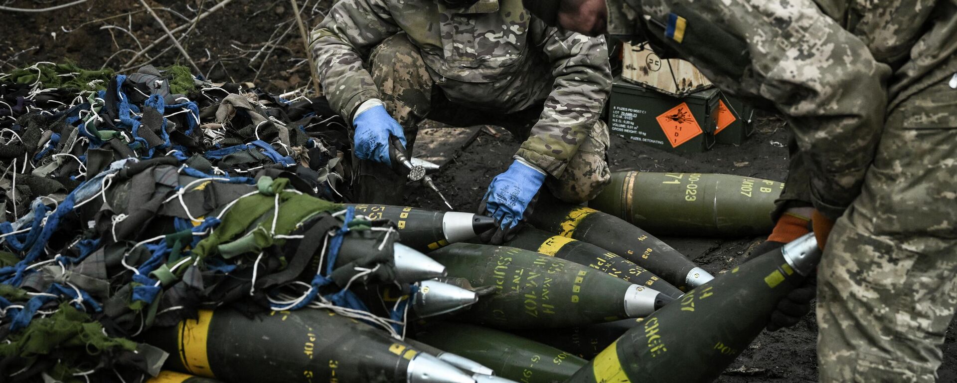 Украинские военные раскладывают артиллерийские снаряды калибра 155 миллиметров. Архивное фото  - Sputnik Кыргызстан, 1920, 16.11.2023