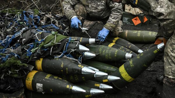 Украинские военные с боеприпасами для гаубицы M777. Архивное фото - Sputnik Кыргызстан