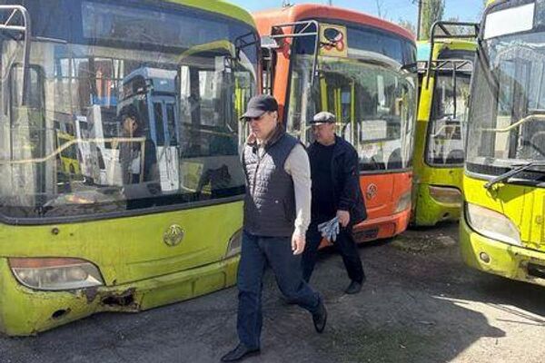 Президент Садыр Жапаров поручил отправить на металлолом все старые, непригодные для использования бишкекские автобусы - Sputnik Кыргызстан