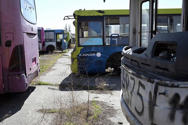 На базе ведомства много лет простаивают автобусы, пришедшие в негодность - Sputnik Кыргызстан