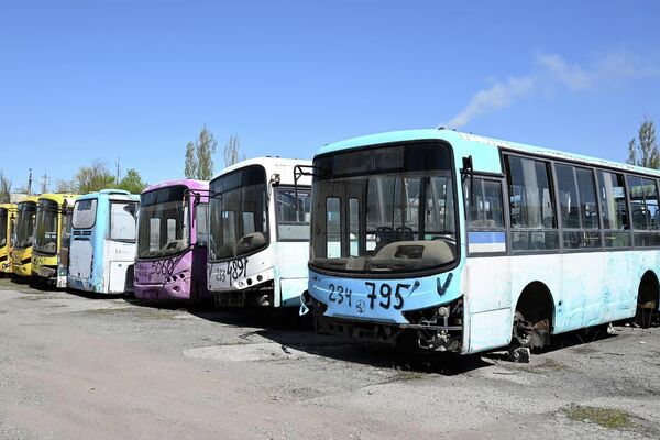 Президент поручил муниципалитету в оперативном порядке утилизировать все старые автобусы и расширить территорию, подготовив ее для новых - Sputnik Кыргызстан