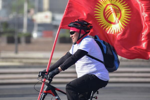 Велосипедине туу сайып алган адам - Sputnik Кыргызстан