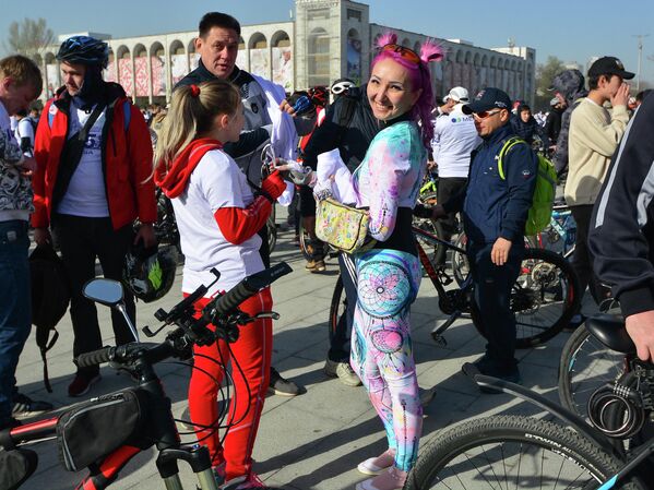 Велосипедчилер “Ала-Тоо” аянтынан Жеңиш паркына чейин барышты - Sputnik Кыргызстан