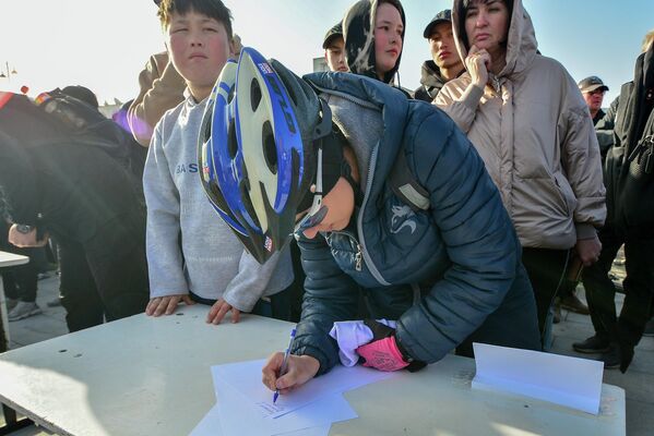 Участники велопробега на регистрации  - Sputnik Кыргызстан