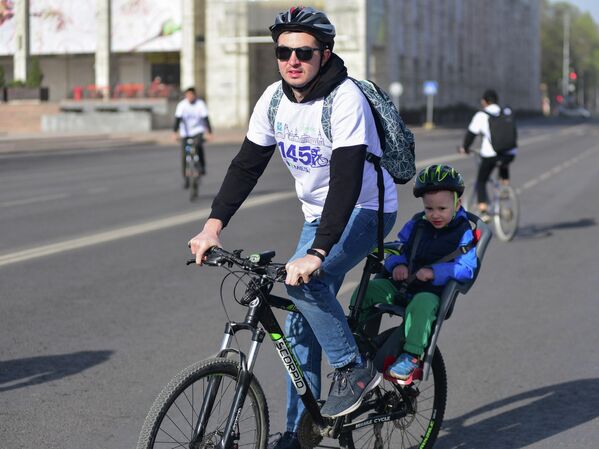 Участник  велопробега с ребенком - Sputnik Кыргызстан