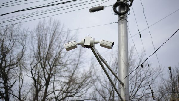 Биринчи май районунда видеокөзөмөл камераларын орнотуу иштери уланууда. - Sputnik Кыргызстан