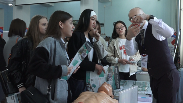 В Бишкеке проходит выставка для желающих поступить в вузы России — видео - Sputnik Кыргызстан
