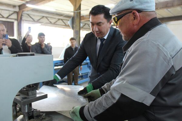 Министерство транспорта и коммуникаций Кыргызстана теперь будет изготавливать дорожные знаки - Sputnik Кыргызстан
