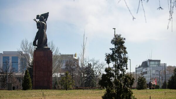 Памятник Уркуе Салиевой на площади борцам революции в Бишкеке - Sputnik Кыргызстан