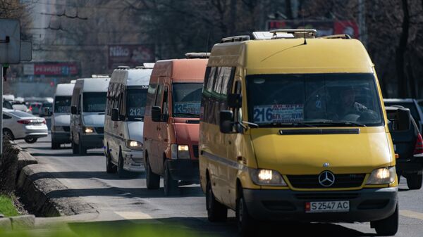 Маршрутки едут по улице Киевской в Бишкеке - Sputnik Кыргызстан