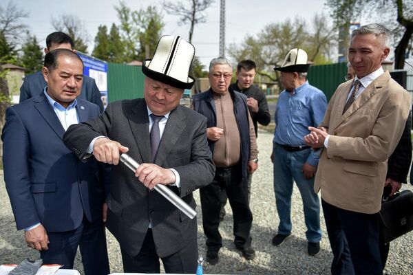 Сегодня при участии мэра Эмильбека Абдыкадырова состоялась церемония закладки капсулы в основание комплекса на пересечении проспекта Жибек Жолу и улицы Шопокова - Sputnik Кыргызстан