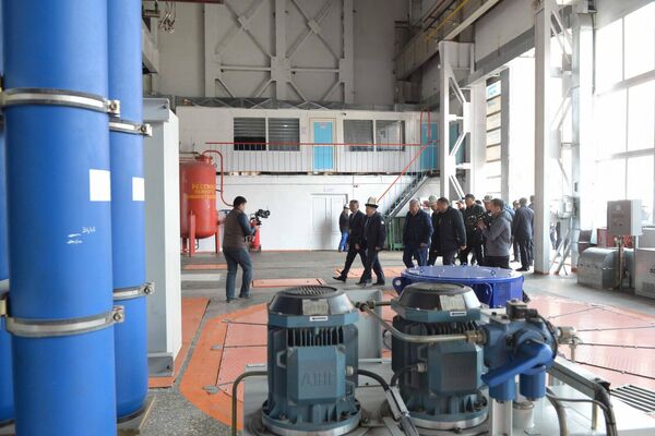 На официальной церемонии завершения реконструкции глава кабмина Акылбек Жапаров отметил, что мощность ГЭС увеличена с 40 до 45,7 мегаватта, а срок эксплуатации — на 25-40 лет - Sputnik Кыргызстан
