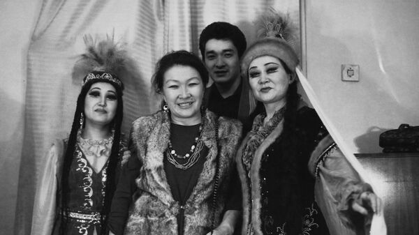 Известные артисты КР после премьеры в Театре оперы и балета — фото 1991 года - Sputnik Кыргызстан