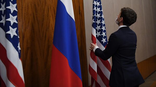 Мужчина поправляет флаги США и России. Архивное фото - Sputnik Кыргызстан