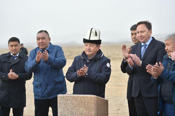 Глава кабмина Кыргызстана принял участие в закладке капсулы под строительство солнечной электростанции мощностью 300 МВт в селе Тору-Айгыр Иссык-Кульского района - Sputnik Кыргызстан