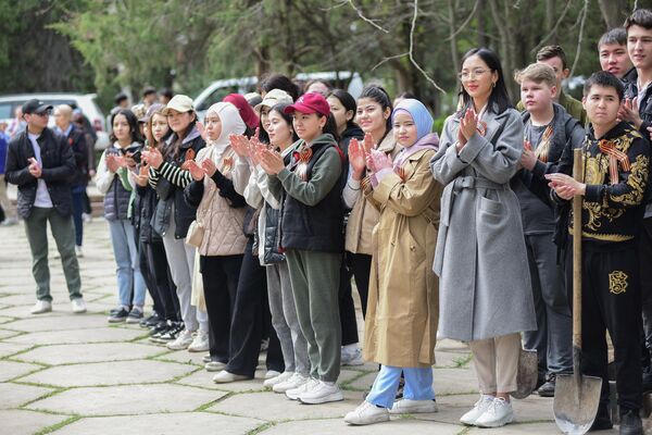 В ней участвовали кыргызстанцы, они высадили деревья в память о героях - Sputnik Кыргызстан