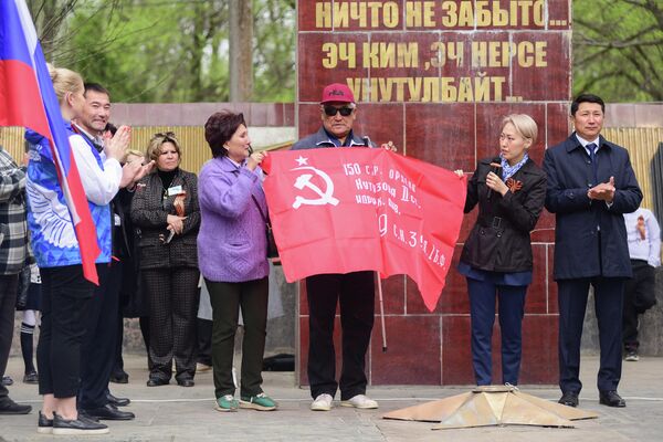 Участники ежегодной международной акции &quot;Сад памяти&quot; в Канте - Sputnik Кыргызстан