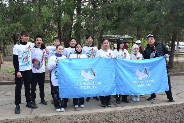Волонтеры Победы на ежегодной международной акции &quot;Сад памяти&quot; в Канте - Sputnik Кыргызстан