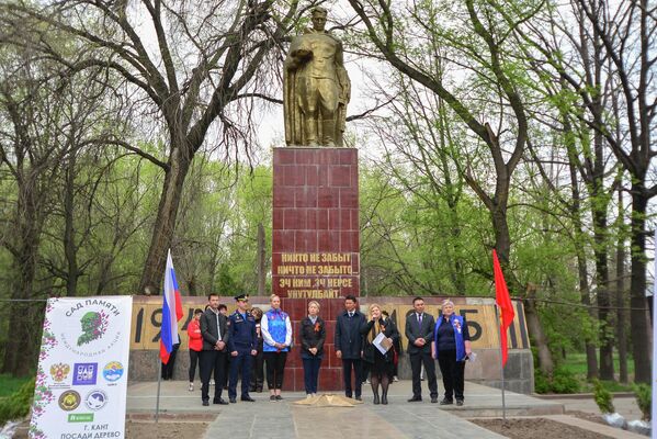 В Канте прошла ежегодная международная акция &quot;Сад памяти&quot; - Sputnik Кыргызстан