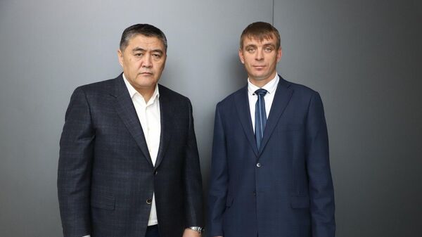 Бишкекчанин Максим Чернышов впервые получивший паспорт гражданина Кыргызстана в 33 года и председатель ГКНБ Максим Чернышов - Sputnik Кыргызстан