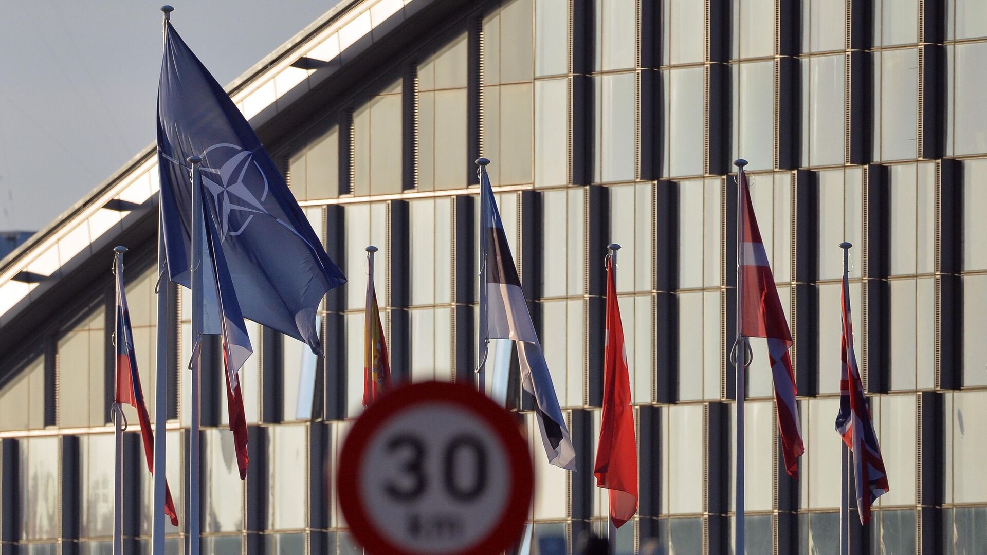 Флаги НАТО и государств-участников перед штаб-квартирой в Брюсселе. Архивное фото - Sputnik Кыргызстан, 1920, 07.04.2023