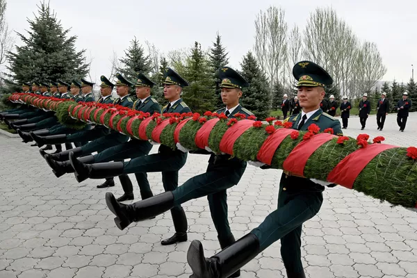 Президент Кыргызстана Садыр Жапаров почтил память погибших во время Апрельской народной революции 2010 года - Sputnik Кыргызстан