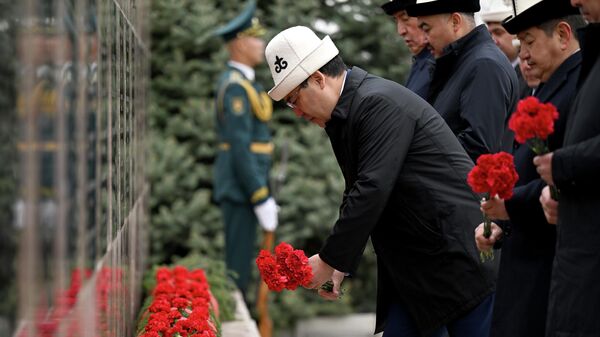 Президент Садыр Жапаров почтил память погибших во время Апрельской революции - Sputnik Кыргызстан