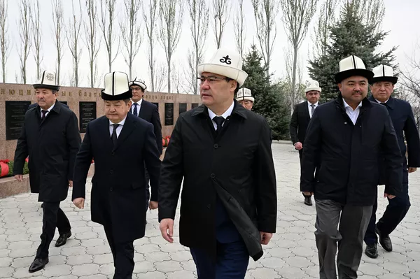 Участвовали в нем торага Жогорку Кенеша Нурланбек Шакиев, председатель кабинета министров Акылбек Жапаров и экс-президент Сооронбай Жээнбеков - Sputnik Кыргызстан