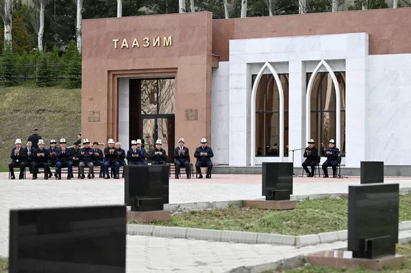 Их сопровождали первый заместитель председателя кабмина Адылбек Касымалиев, замглавы кабмина Эдиль Байсалов, глава Духовного управления мусульман Кыргызстана Замир кары Ракиев, министр труда, социального обеспечения и миграции Кудайберген Базарбаев, министр культуры, информации, спорта и молодежной политики Алтынбек Максутов, полномочный представитель президента в Чуйской области Канат Джумагазиев - Sputnik Кыргызстан