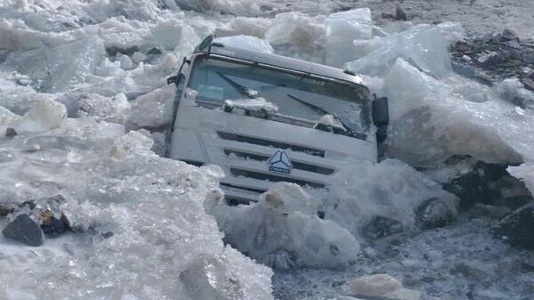 Грузовик провалился в замерзшую реку в Нарыне  - Sputnik Кыргызстан