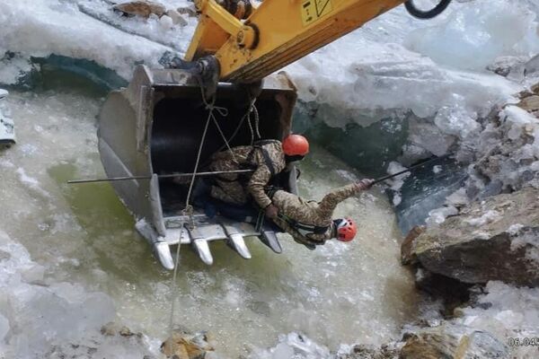 Водитель грузовика, провалившегося в замерзшую реку, не выжил - Sputnik Кыргызстан