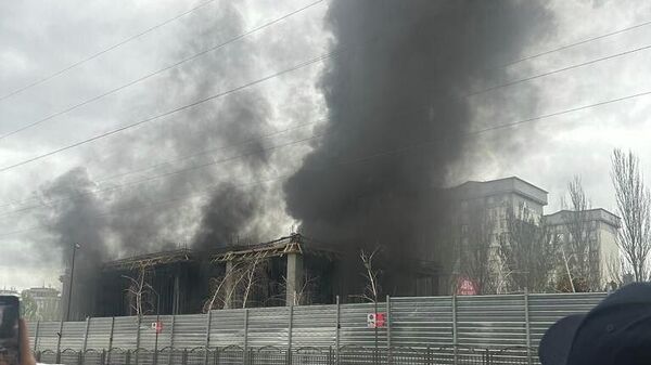 Пожар в строящемся здании на юге Бишкека - Sputnik Кыргызстан