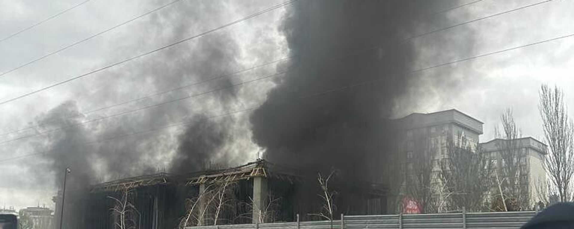 Пожар в строящемся здании на юге Бишкека - Sputnik Кыргызстан, 1920, 07.04.2023