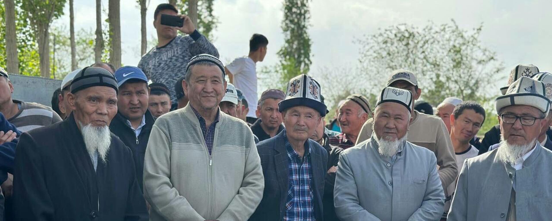 В Баткене сельчане собрали деньги на ремонт дороги, власти тоже помогли - Sputnik Кыргызстан, 1920, 07.04.2023