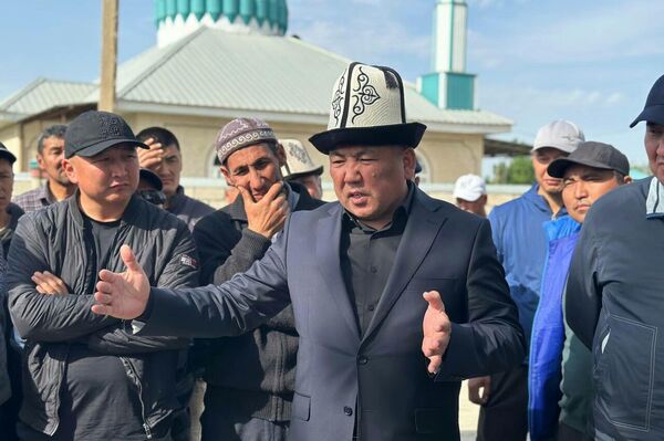 Бүгүн, 7-апрелде, өкүлчүлүктүн жетекчиси Абдикарим Алимбаев аталган айылдын эли менен жолуккан - Sputnik Кыргызстан