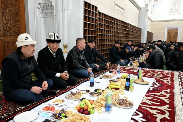 Он выступил с речью и поздравил мусульман со священным месяцем Рамазан - Sputnik Кыргызстан