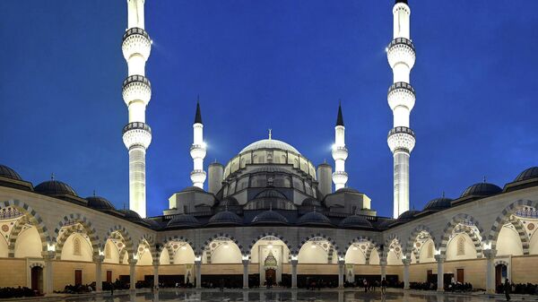 Президент КР совершил намаз и провел ооз ачар в Центральной мечети Бишкека - Sputnik Кыргызстан