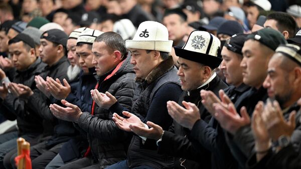 Президент Садыр Жапаров совершил намаз и провел ооз ачар в Центральной мечети Бишкека - Sputnik Кыргызстан
