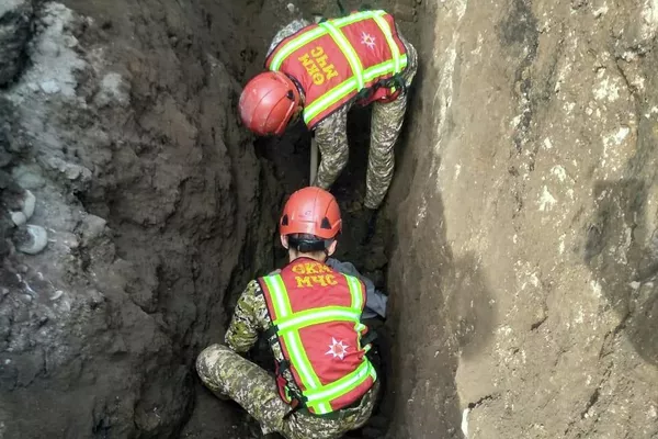 Рабочие копали траншею для проведения канализации, когда земля обвалилась на двух человек - Sputnik Кыргызстан