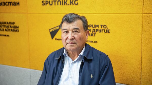 Кыргыз почтасынын почта өндүрүмдөр бөлүмүнүн башчысы Аскер Алиев - Sputnik Кыргызстан