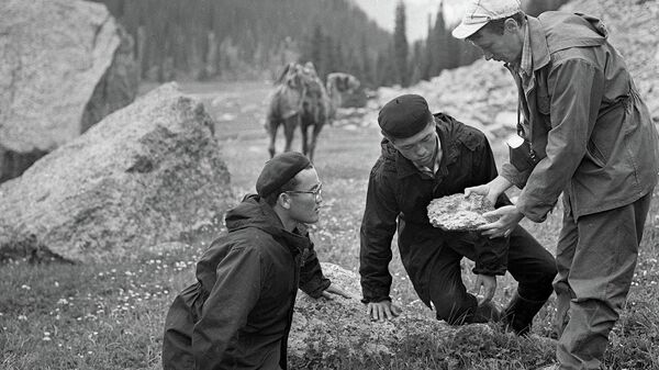 Кокту-колот, талаа-түздө иштеген кыргызстандык геологдор. Архивдик сүрөттөр - Sputnik Кыргызстан