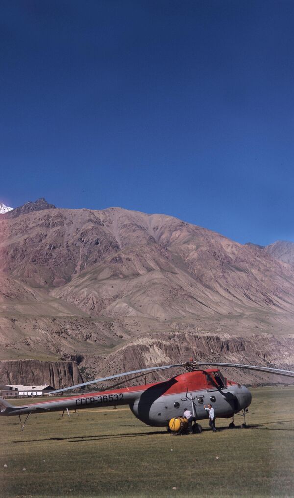 Геологдорго тик учак менен жүк жеткирип бара жаткандар. 1971-жыл - Sputnik Кыргызстан