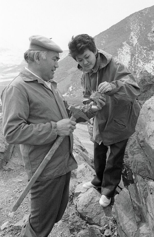 Окумуштуу Үсөнгазы Асаналиев шакирти менен тоо текти кароодо. 1989-жыл - Sputnik Кыргызстан