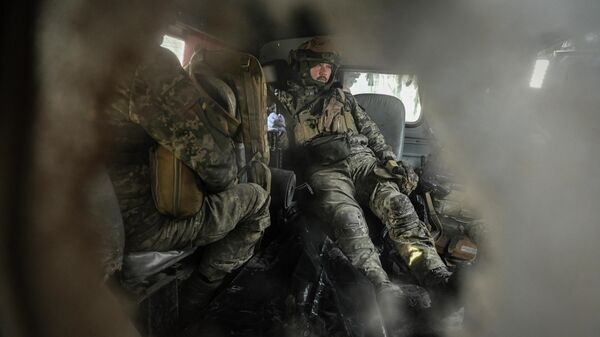 Украинские военнослужащие сидят в полевой машине скорой помощи - Sputnik Кыргызстан