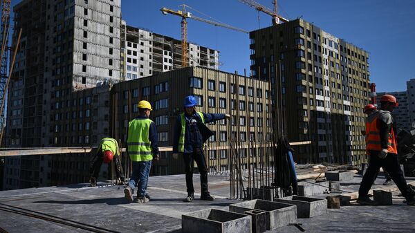 Рабочие на строительстве жилого комплекса. Архивное фото  - Sputnik Кыргызстан