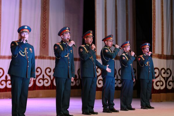 Коллектив выступил в Ошском национальном драматическом театре имени Султана Ибраимова - Sputnik Кыргызстан