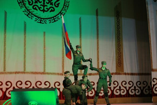 Хореографическая группа ансамбля представила русские танцы, казачьи номера, в том числе танцы с саблями и другое - Sputnik Кыргызстан