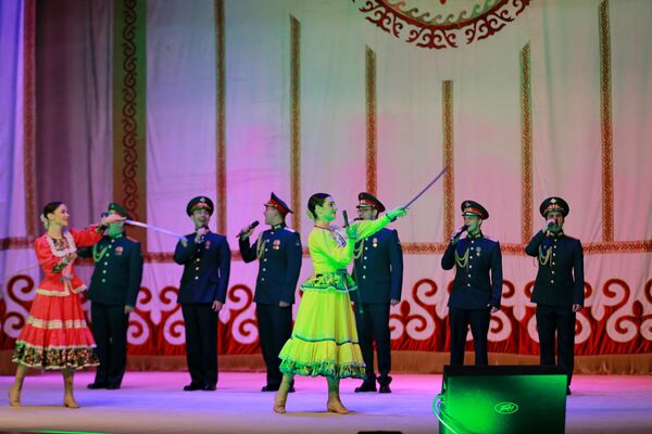 Исполнение песни заслуженного артиста КР вызвало большой восторг у зрителей, передает региональный корреспондент Sputnik - Sputnik Кыргызстан