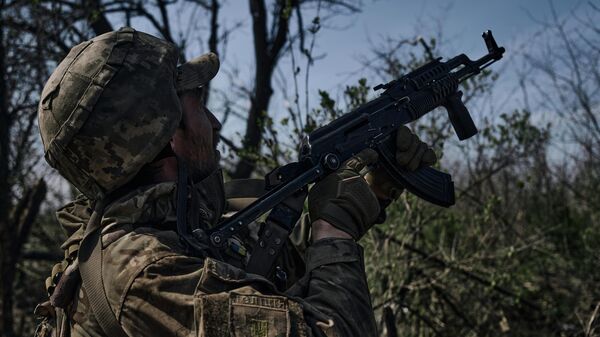 Украинский солдат ведет огонь из автоматического оружия в Бахмуте. Архивное фото - Sputnik Кыргызстан