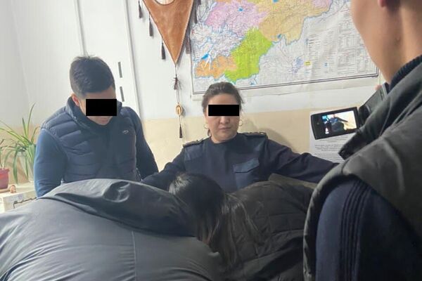 ГКНБ провел задержание вместе со Службой внутренних расследований МВД. - Sputnik Кыргызстан